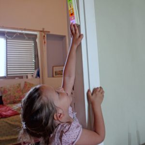 מזוזה עבודת יד לחדר ילדים – ריבועים צבעוניים