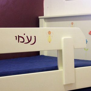 מיטה לחדר ילדים מעץ מלא בעיצוב ייחודי