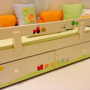 מיטה מעץ מלא לחדר ילדים. עיצוב: רכבת צבעונית.