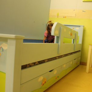 מיטה מעץ אורן מלא מעוצבת לחדר ילדים