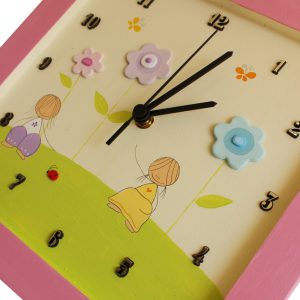 שעון לחדר ילדות - ילדות עם פרחים