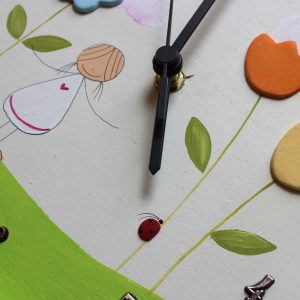שעון קיר לחדר ילדות -ילדה עם פרחים