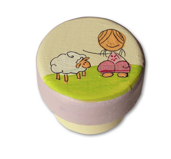 ידית מעוצבת - ילדה עם כבשה