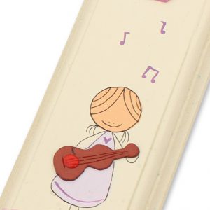 מזוזה מעוצבת - ילדה מוסיקלית עם גיטרה