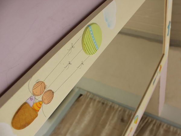 מראה לחדר ילדים – כדורים פורחים וקשת צבעונית