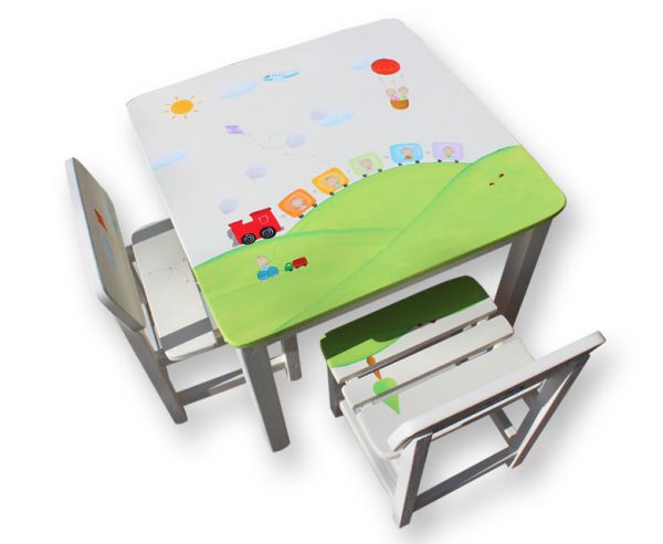 שולחן וכסאות לילדים - ילד עם רכבת וכדור פורח