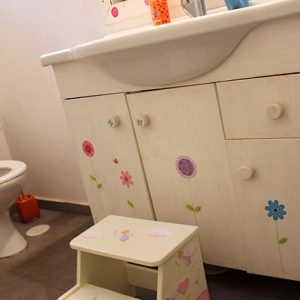 חדר אמבטיה ילדים בעיצוב פרחים צבעוניים