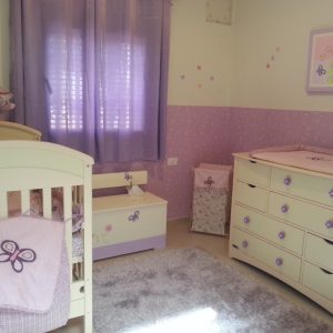 חדר ילדות מעוצב - גווני סגול פרפרים ופרחים