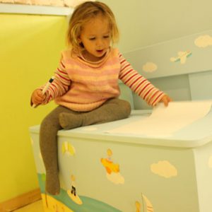 ספסל אחסון משחקים בחדר ילדים בעיצוב חוף הים
