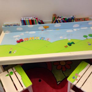 שולחן וכסאות מעוצבים לילדים - ילד בטבע ונסיכה עם ארמון