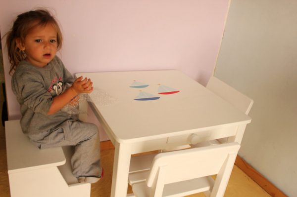 שולחן וכסאות לחדר ילדים - סירות מפרש בים