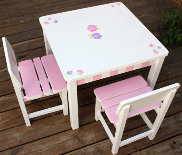 שולחן וכסאות לחדר ילדים - שושנים - לורה אשלי