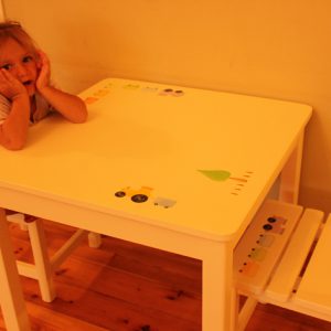 שולחן וכסאות מעוצבים לילדים - רכבת וטרקטור - קו נקי
