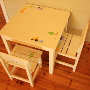 שולחן וכסאות מעוצבים לילדים - רכבת וטרקטור - קו נקי