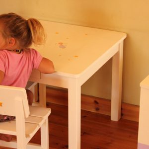 שולחן וכסאות מעוצבים לילדים - פיות עדינות וקסומות